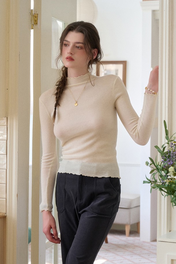 **Wear base full top_6color (웨어 베이스 풀 탑_6컬러)**는 울 100% 소재의 여성 터틀넥 티셔츠입니다. 가을, 겨울 시즌에 적합하며 두꺼운 두께감으로 따뜻하게 착용할 수 있습니다. 베이직한 스타일과 레귤러핏으로 클래식, 미니멀 룩을 연출하기 좋습니다. 아이보리, 라임, 퍼플 샌드, 차콜 블랙 등 4가지 색상으로 출시되었으며, 레터링 패턴이 특징입니다. 프리사이즈로 제작되어 편안하게 즐겨 입을 수 있는 겨울 데일리룩 아이템입니다.
