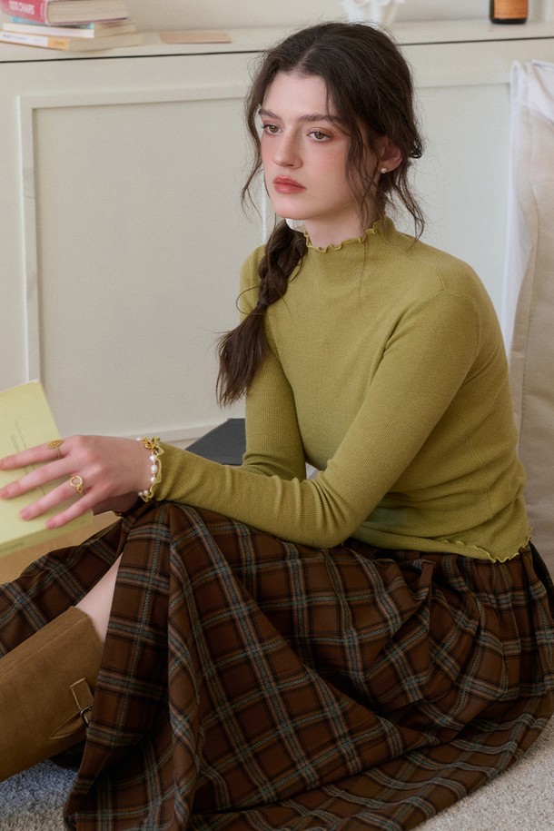 Wear base full top_6color (웨어 베이스 풀 탑_6컬러)는 울 100% 소재의 여성용 니트입니다. 가을, 겨울 시즌에 착용하기 좋은 두꺼운 두께감과 부드러운 촉감이 특징이며, 하프넥 디자인에 레터링 패턴이 더해져 베이직하면서도 캐주얼한 스타일을 연출합니다. 긴소매와 레귤러핏으로 편안한 착용감을 선사하며, 일상, 카페, 모임 등 다양한 TPO에 활용하기 좋습니다. 캐주얼, 클래식, 미니멀 스타일을 즐겨 입는 여성에게 추천합니다. 아이보리, 라임, 퍼플 샌드, 차콜 블랙 등 4가지 색상으로 출시되었습니다.
