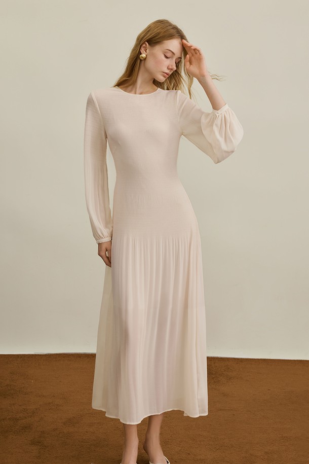 아이보리 퍼프 슬리브 슬림 드레스는 우아하고 클래식한 분위기를 연출하는 여성 슬림 원피스입니다. 부드러운 폴리에스터 소재로 제작되어 편안한 착용감을 선사하며, 가을, 겨울 시즌에 적합합니다. 라운드넥 디자인과 긴소매, 맥시 기장으로 디자인되었으며, 퍼프 소매 디테일이 특징입니다. 안감이 있어 비침 걱정 없이 착용 가능하며, 데이트룩, 모임룩, 겨울 데일리룩으로 활용하기 좋습니다. 미니멀하면서도 세련된 스타일을 연출할 수 있는 아이보리 컬러의 무지 원피스입니다.
