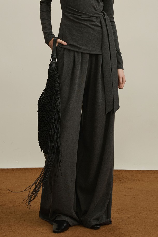 세련된 무드의 여성 하이웨스트 팬츠입니다. 차콜 컬러의 긴 기장 와이드 핏으로, 가을과 겨울에 따뜻하고 스타일리시하게 연출할 수 있습니다. 베이직하고 클래식한 디자인으로 출근룩, 오피스룩, 겨울 데일리룩 등 다양한 TPO에 활용하기 좋습니다. 폴리에스테르, 면, 레이온, 스판덱스 혼방 소재로 제작되어 편안한 착용감을 선사합니다. 허리 밴딩 디테일로 편안함과 실용성을 더한 미니멀하고 시크한 하이웨스트 팬츠입니다.
