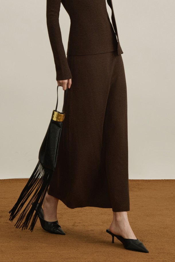 "Cut-out streamer knitted skirt"는 가을, 겨울 시즌에 어울리는 여성용 롱스커트입니다. 부드러운 촉감과 두꺼운 두께감으로 따뜻함을 더하며, 미니멀한 스타일을 연출합니다. A라인 핏과 루즈핏으로 편안한 착용감을 제공하며, 밴딩 허리로 허리 라인을 잡아줍니다. 브라운 컬러의 니트 패턴이 돋보이며, "Cut-out scarf collar knitted top"과 세트 착용하여 더욱 세련된 스타일을 완성할 수 있습니다. 데이트룩, 겨울 데일리룩, 모임룩 등 다양한 TPO에 맞춰 미니멀, 클래식, 시크한 스타일을 연출해보세요.
