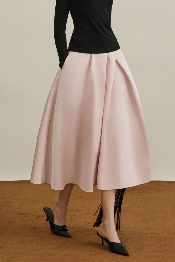 **Loose solid versatile skirt_2color (루즈 솔리드 버서타일 스커트_2컬러)**는 여성용 A라인 플레어 스커트입니다. 핑크와 블랙 두 가지 색상으로 출시되었으며, 폴리에스테르와 비스코스 혼방 소재로 제작되어 가을, 겨울에 착용하기 좋습니다. 허리 슬림 디자인과 뒷면 지퍼 디테일이 특징이며, 안감이 있어 편안하게 착용할 수 있습니다. 데이트룩, 겨울 데일리룩 등 다양한 TPO에 미니멀, 클래식, 캐주얼 스타일로 연출하기 좋습니다.
