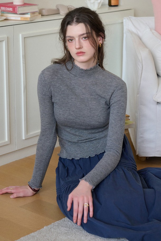 **Wear base full top_6color (웨어 베이스 풀 탑_6컬러)**는 여성 의류로, 일상 및 출근룩에 적합한 베이직 스타일의 상의입니다. 부드러운 면 소재로 제작되어 봄, 가을, 겨울 세 계절 모두 착용 가능하며, 슬림핏과 하프넥 디자인으로 깔끔한 실루엣을 연출합니다. 긴소매에 레귤러 기장으로, 미니멀, 클래식, 캐주얼 등 다양한 스타일 연출에 활용할 수 있습니다. 특히, 얇은 두께감과 무지 디자인의 제품으로 어떤 옷에도 쉽게 매치하여 활용도를 높일 수 있습니다.
