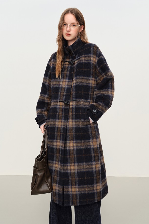 네이비와 브라운 컬러의 플레드 체크 패턴이 돋보이는 혼 버튼 벨티드 코트입니다. 울 소재로 제작되어 부드러운 촉감과 뛰어난 보온성을 제공하며, 롱 기장의 오버핏 디자인으로 편안하면서도 클래식한 분위기를 연출합니다. 허리 벨트가 포함되어 있어, 스타일리시한 실루엣을 강조할 수 있으며, 가을, 겨울 시즌 출근룩, 모임룩, 데이트룩 등 다양한 TPO에 활용 가능합니다. 캐주얼, 클래식, 미니멀한 스타일을 즐기는 여성분들께 추천합니다. 두꺼운 두께감으로 추운 날씨에도 따뜻하게 착용할 수 있습니다.
