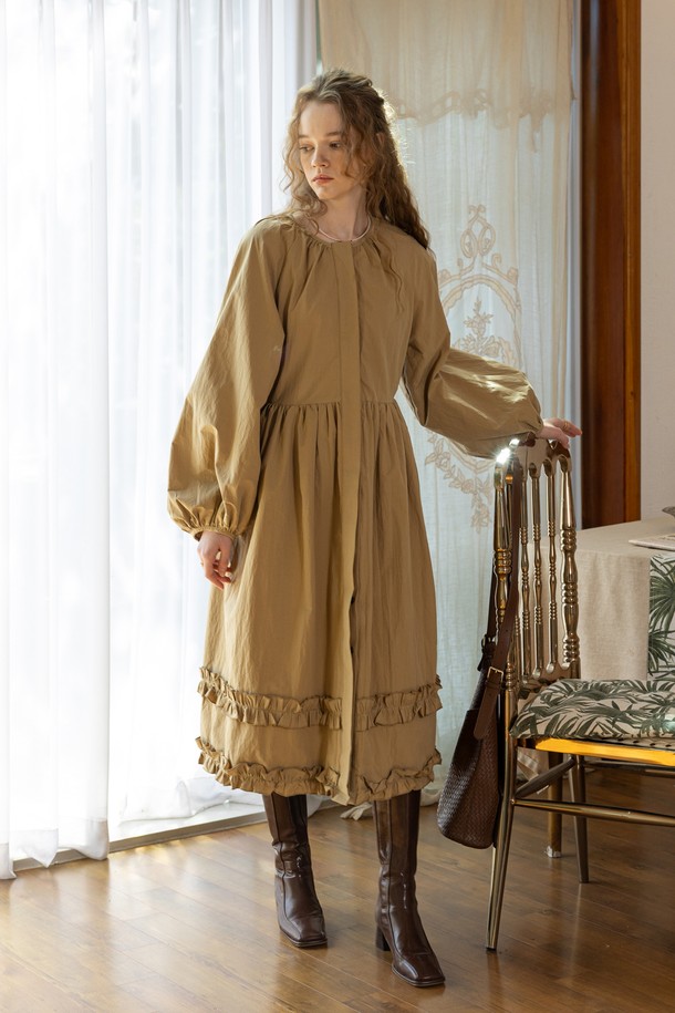 **Ruffle hidden button dress_BEIGE (러플 히든 버튼 드레스_베이지)**

부드러운 촉감의 면, 폴리에스테르 혼방 소재로 제작된 베이지 컬러의 여성용 러플 원피스입니다. 라운드넥 디자인에 긴 소매 기장으로 봄, 가을에 착용하기 좋습니다. A라인의 플레어 치마핏과 루즈핏으로 우아하고 클래식한 분위기를 연출하며, 히든 버튼 디테일과 러플 장식이 포인트입니다. 안감이 있어 비침 걱정 없이 편안하게 입을 수 있으며, 데이트룩, 카페룩, 모임룩 등 다양한 TPO에 활용 가능합니다. FREE 사이즈로 제작되었습니다.
