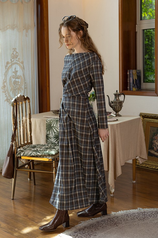 블루 컬러의 이레귤러 플래드 드레스입니다. 울 소재로 제작되어 가을, 겨울 시즌에 따뜻하게 착용할 수 있으며, 부드러운 촉감이 특징입니다. A라인 플레어 스커트와 비대칭 디자인, 플리츠 디테일이 더해져 캐주얼하면서도 클래식한 무드를 연출합니다. 라운드넥과 긴 소매 기장으로 디자인되었으며, 출근룩이나 모임룩으로 활용하기 좋습니다. 레귤러핏으로 제작되어 편안하게 착용 가능하며, 미니멀한 스타일을 선호하는 분들께 추천합니다.
