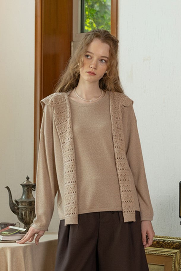 베이지와 브라운 두 가지 색상으로 만나볼 수 있는 '크로셰 숄 & 니트 탑 세트'입니다. 여성스러운 레이스 패턴의 얇은 니트 소재로 제작되어 봄, 가을에 데이트룩, 모임룩, 클래식, 미니멀 스타일을 연출하기 좋습니다. 부드러운 촉감과 라운드넥 디자인의 레귤러핏으로 편안함을 선사하며, 숄 세트 구성으로 엘레강스한 분위기를 더합니다. 긴 소매 기장의 H라인 치마가 조화롭게 어우러져 세련된 룩을 완성합니다.
