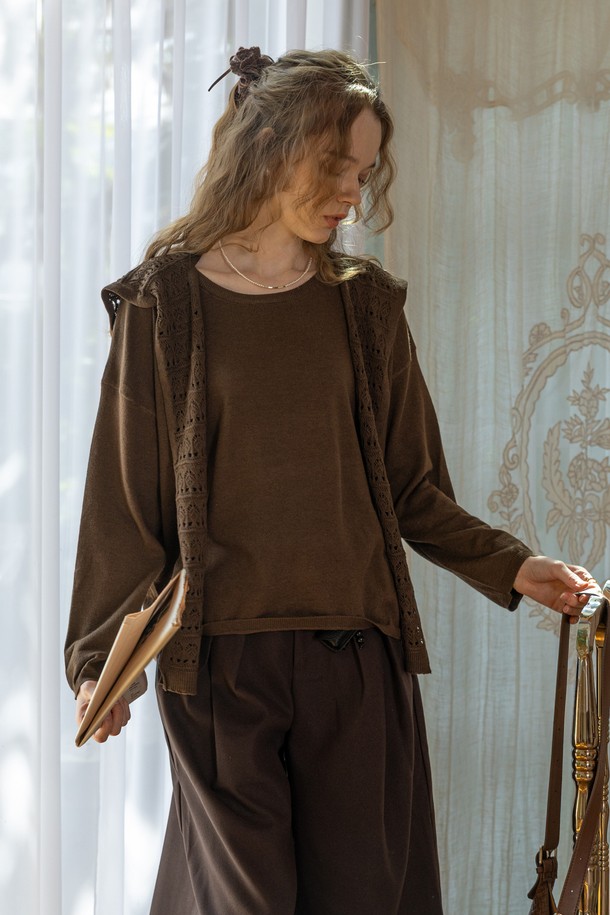 브라운 컬러의 크로셰 숄과 니트 탑 세트입니다. 부드러운 촉감의 얇은 두께로 봄, 가을에 착용하기 좋으며, 루즈핏 디자인으로 편안한 착용감을 선사합니다. 라운드넥 니트 탑과 무지 패턴의 크로셰 숄은 캐주얼하면서도 베이직한 스타일을 연출합니다. 긴 소매 기장으로 간절기부터 늦가을까지 다채로운 스타일링이 가능하며, 세트 상품으로 활용도가 높습니다. 일상에서 편안하게 즐길 수 있는 미니멀한 스타일입니다.
