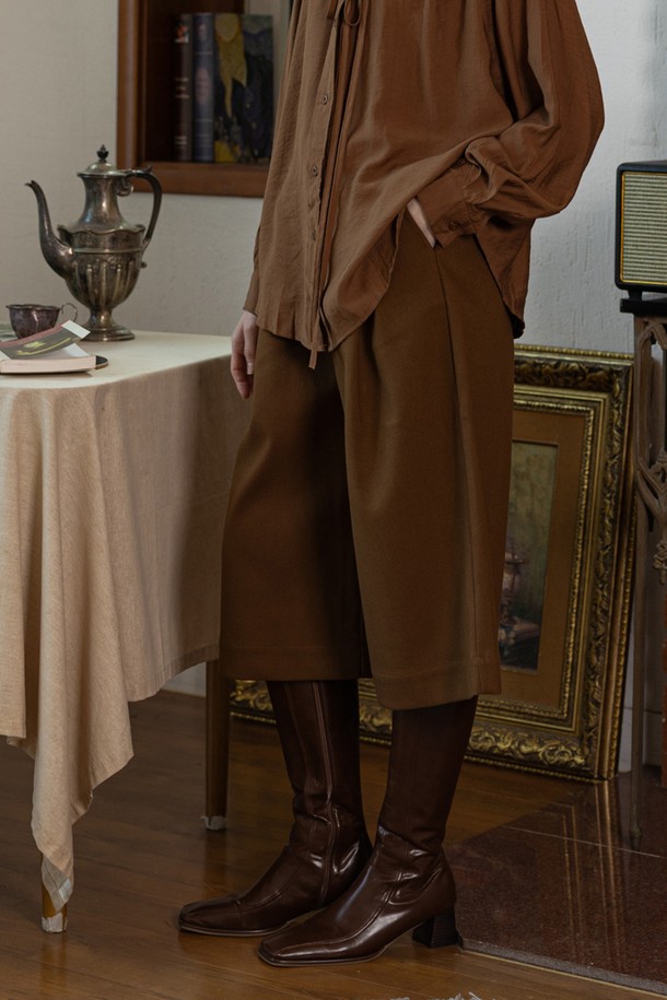 핀턱 하프 밴딩 팬츠_3컬러는 미니멀하고 클래식한 스타일을 추구하는 여성분들을 위한 데일리 팬츠입니다. 브라운, 블랙, 베이지 3가지 색상으로 출시되어 출근룩 등 다양한 일상에 활용하기 좋습니다. 부드러운 폴리에스테르 소재로 제작되어 편안한 착용감을 선사하며, 레귤러핏과 스트레이트 핏으로 떨어지는 핏이 다리 라인을 깔끔하게 연출해 줍니다. 하프 밴딩 디자인과 핀턱 디테일이 더해져 활동성을 높이고, 세련된 디자인을 완성합니다. 봄, 가을 시즌에 적합한 두께감으로 오랫동안 즐겨 입을 수 있습니다.
