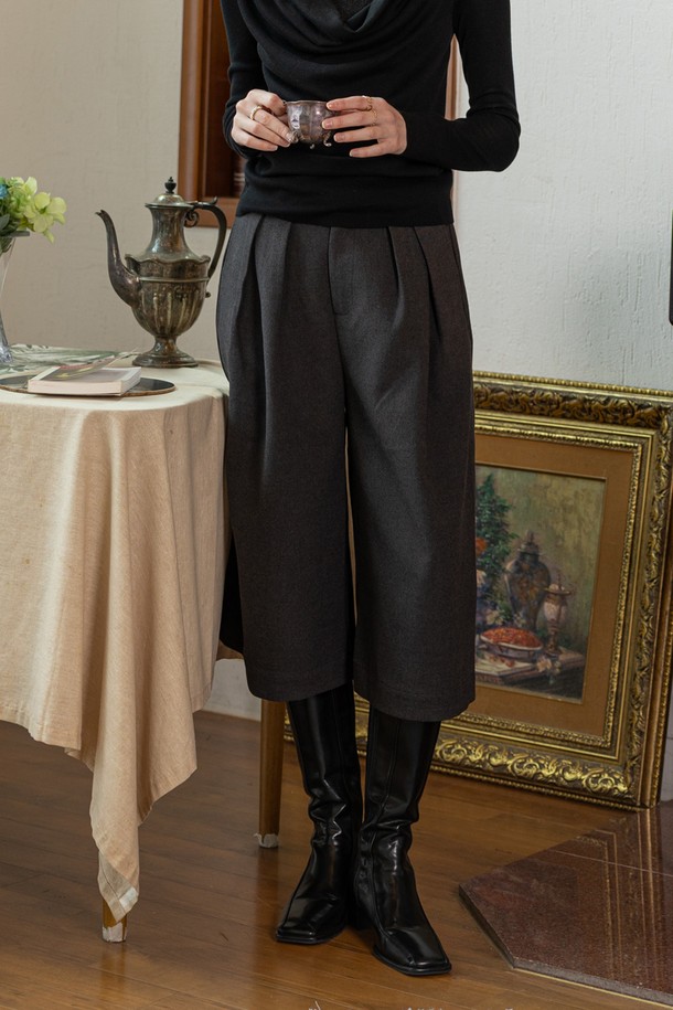 핀턱 하프 밴딩 팬츠_3컬러는 여성용 바지로, 미니멀하고 클래식한 스타일을 연출합니다. 블랙, 그레이, 브라운 3가지 색상으로 출시되었으며, 봄, 가을, 겨울에 착용하기 좋습니다. 핀턱 디테일이 돋보이며, 레귤러핏 스트레이트 핏으로 제작되어 편안하면서도 세련된 실루엣을 선사합니다. 부드러운 폴리에스터 소재로 제작되어 편안한 착용감을 느낄 수 있으며, 밴딩 처리로 활동성을 더했습니다. 출근룩, 오피스룩, 모임룩 등 다양한 TPO에 활용 가능하며 시크한 매력을 더해줍니다.
