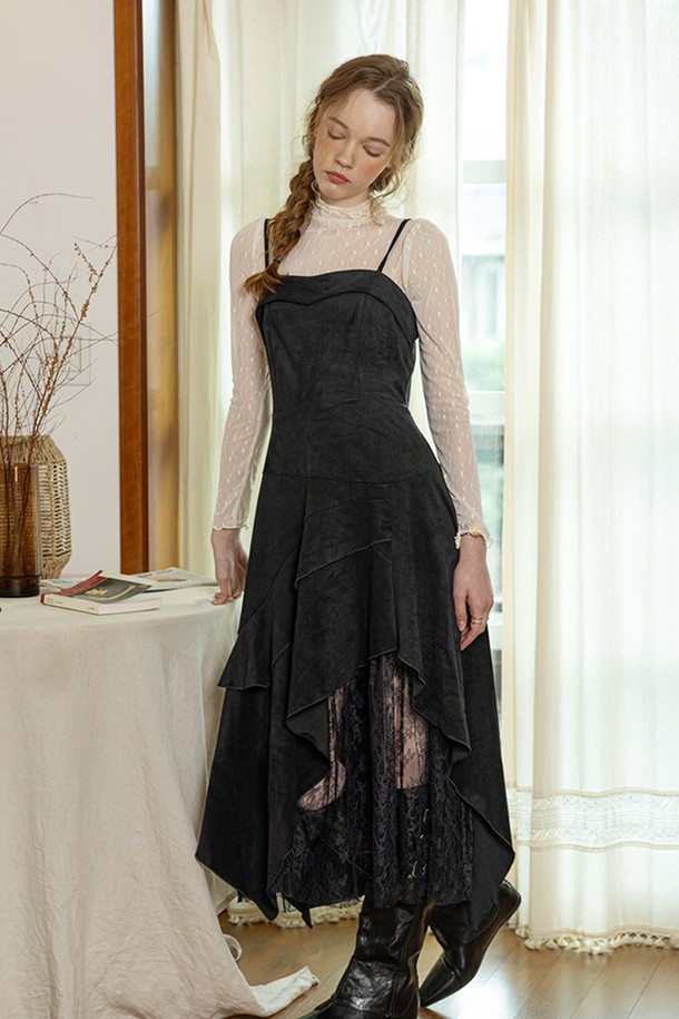 Irregular hem mesh dress_BLACK (언밸런스 헴 메쉬 드레스_블랙)는 우아하고 시크한 무드를 연출하는 여성용 메쉬 원피스입니다. 봄, 여름 시즌에 어울리는 얇은 두께감과 부드러운 촉감으로 편안하게 착용할 수 있습니다. 블랙 컬러의 하이넥 디자인과 긴소매, 언밸런스한 치마핏이 세련된 실루엣을 선사하며, 이너 슬립 일체형으로 편안함과 스타일을 동시에 잡았습니다. 뒷면 스모킹 디테일과 메쉬 소재 구성은 세련된 포인트를 더해 데이트룩, 모임룩, 파티룩에 적합합니다. 클래식, 미니멀, 시크 스타일을 즐기는 여성에게 추천합니다.
