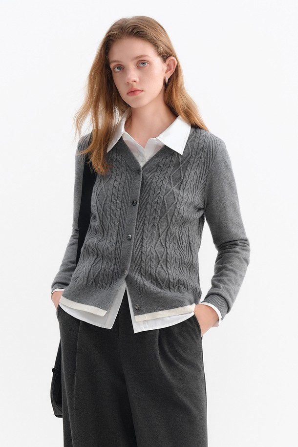 페이크 투피스 케이블 가디건_그레이는 여성용 상의로, 가을과 겨울에 따뜻하게 입을 수 있는 니트 소재의 긴소매 카디건입니다. 클래식하고 베이직한 스타일로, 레귤러 핏과 브이넥 디자인이 특징이며, 두꺼운 두께감으로 포근함을 더합니다. 페이크 레이어드 디자인으로 세련된 분위기를 연출하며, 부드러운 촉감의 케이블 패턴이 돋보입니다. 출근룩과 모임룩, 그리고 미니멀, 캐주얼 스타일 모두 잘 어울리는 활용도 높은 아이템입니다.
