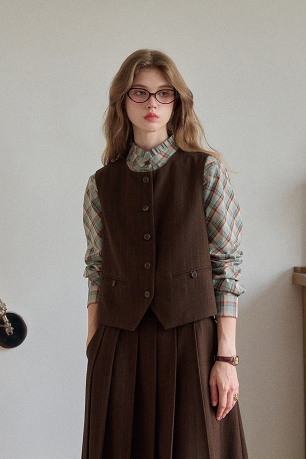 빈티지 프렌치 스트라이프 베스트는 가을, 겨울 시즌에 어울리는 여성용 상의입니다. 브라운 컬러의 울 소재로 제작되어 따뜻하고 포근한 착용감을 선사하며, 레귤러 핏과 브이넥 디자인으로 클래식하고 베이직한 스타일을 연출합니다. 두꺼운 두께감과 싱글 버튼 여밈 방식, 스트라이프 패턴이 특징이며 오피스룩, 모임룩, 출근룩 등 다양한 TPO에 활용 가능합니다. 미니멀하면서도 빈티지한 감성을 더해 세련된 스타일을 완성해 보세요.
