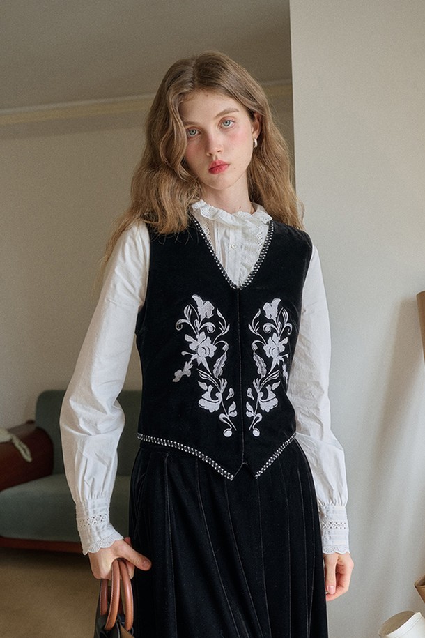 블랙 색상의 자수 벨벳 베스트입니다. 부드러운 벨벳 소재로 제작되어 가을, 겨울 시즌에 따뜻하게 착용할 수 있습니다. 민소매 디자인과 브이넥 라인이 클래식하면서도 엘레강스한 무드를 연출합니다. 플라워 자수 디테일이 돋보이며, 레귤러핏으로 편안하게 착용 가능합니다. 모임룩, 연말 모임룩에 미니멀하면서도 세련된 스타일을 더해보세요.
