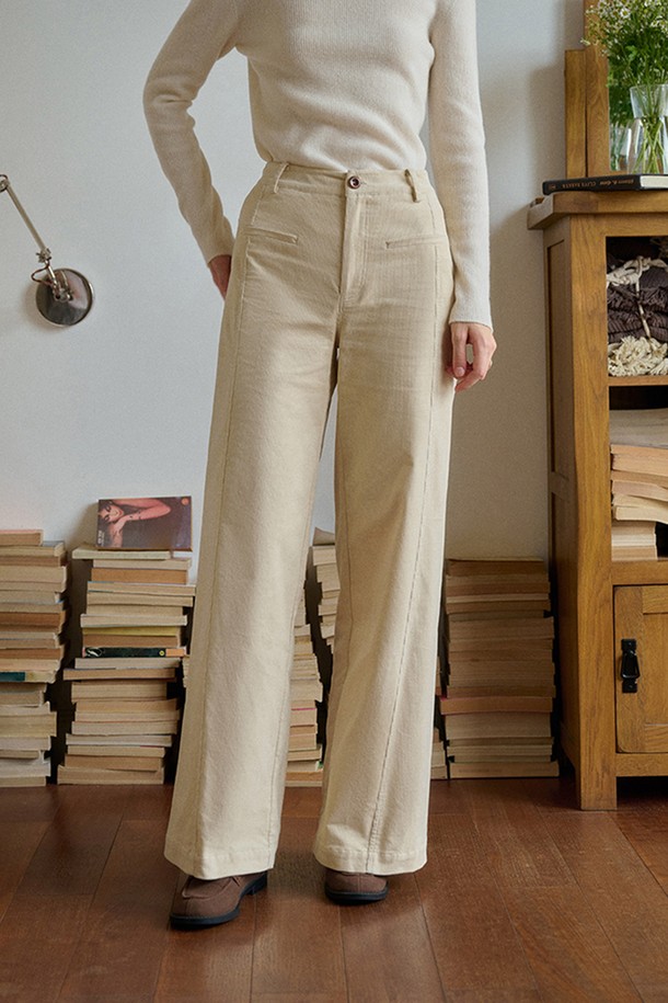 하이웨이스트 코듀로이 팬츠는 베이직하면서도 캐주얼한 무드를 연출하는 여성용 긴 바지입니다. 가을과 겨울에 따뜻하게 착용할 수 있도록 두꺼운 코듀로이 소재로 제작되었으며, 부드러운 촉감이 특징입니다. 루즈핏 와이드 디자인으로 편안한 착용감을 선사하며, 베이지와 브라운 두 가지 색상으로 만나볼 수 있습니다. 허리 라인을 높게 잡아 다리가 길어 보이는 효과를 주며, 다양한 스타일의 상의와 매치하여 클래식하고 미니멀한 룩을 연출할 수 있습니다.
