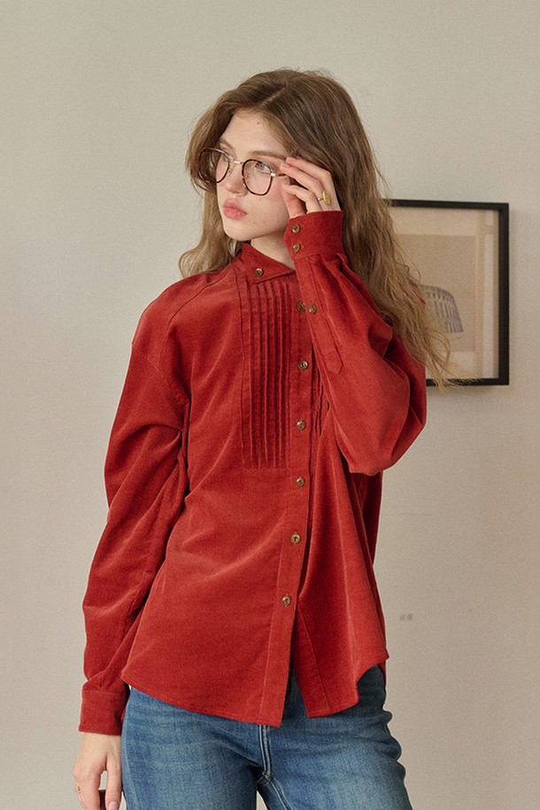 따뜻하고 포근한 분위기를 연출하는 타이드 스트립 코듀로이 셔츠입니다. 부드러운 촉감의 코듀로이 소재에 핀턱 디테일과 스트랩 리본 장식이 더해져 클래식하면서도 여성스러운 무드를 선사합니다. 레귤러핏과 긴소매 기장으로 편안하게 착용 가능하며, 가을과 겨울에 따뜻함을 더해줍니다. 라운드넥과 버튼 여밈 방식으로 깔끔한 디자인을 완성했습니다. 출근룩, 모임룩, 데이트룩 등 다양한 TPO에 미니멀, 캐주얼 스타일로 활용하기 좋습니다.
