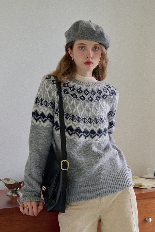 빈티지 레이스업 펠 스웨터는 포근한 울 소재로 제작되어 가을, 겨울철 따뜻함을 선사하는 여성용 니트 스웨터입니다. 그레이, 블랙, 화이트 세 가지 색상으로 출시되어 베이직하면서도 캐주얼한 스타일을 연출하기 좋습니다. 노르딕과 페어아일 패턴이 더해져 빈티지한 감성을 더하며, 긴 소매와 라운드넥 디자인으로 편안한 착용감을 제공합니다. 레귤러핏의 두꺼운 두께감으로 추운 날씨에도 따뜻하게 입을 수 있으며, 부드러운 촉감이 특징입니다.
