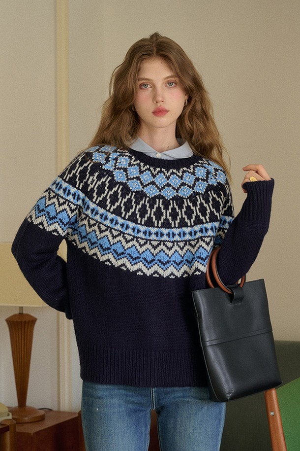 빈티지 레이스업 펠 스웨터는 여성용 긴소매 니트/스웨터입니다. 가을과 겨울에 어울리는 두꺼운 두께감의 울 소재로 제작되었으며, 라운드넥과 레귤러핏 디자인으로 편안한 착용감을 선사합니다. 캐주얼, 클래식, 미니멀 스타일을 아우르며, 네이비, 스카이블루, 화이트 세 가지 색상으로 만나볼 수 있습니다. 페어아일 패턴과 부드러운 촉감이 특징이며, 빈티지한 감성을 더해줍니다.
