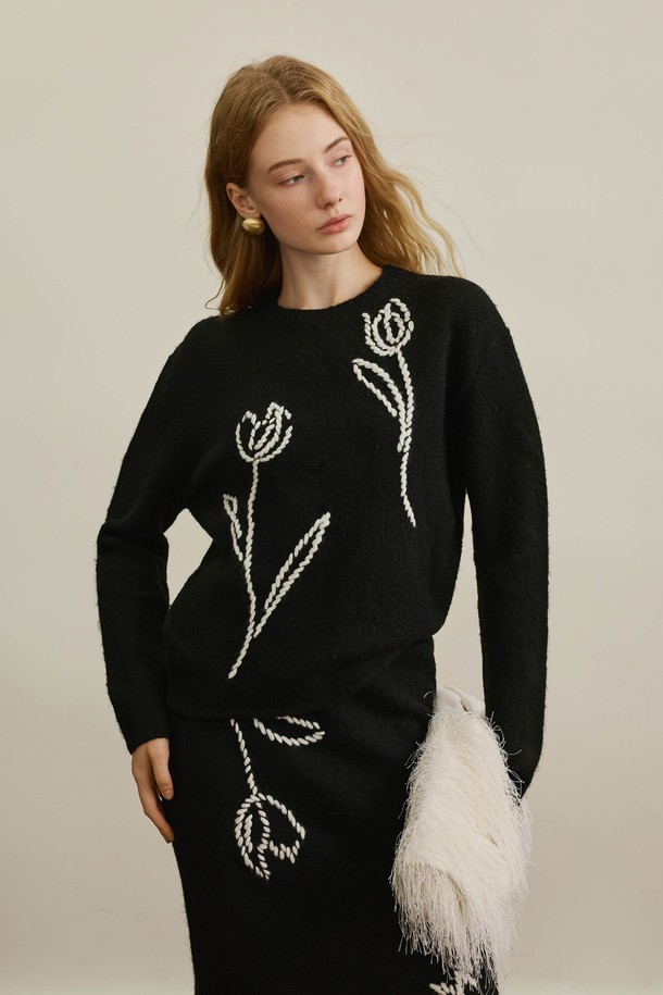 세련된 튤립 플라워 디자인 탑을 소개합니다. 부드러운 울 소재로 제작되어 가을과 겨울 시즌에 따뜻하게 착용할 수 있습니다. 블랙 컬러의 레귤러 핏 라운드넥 긴소매 니트/스웨터로, 미니멀하고 클래식한 스타일을 연출합니다. 튤립 플라워 패턴이 돋보이는 디자인으로, 데이트룩이나 모임룩에 여성스러운 포인트를 더해줍니다. 두꺼운 두께감으로 포근함을 선사하며, 부드러운 촉감이 편안한 착용감을 제공합니다.