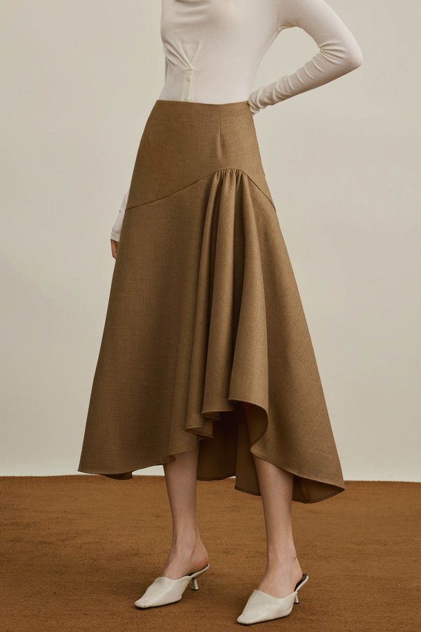 가을의 우아함을 담은 Irregular slim autumn skirt (이레귤러 슬림 오텀 스커트)는 여성스러운 매력을 극대화하는 스커트입니다. 부드러운 울 소재와 두꺼운 두께감으로 따뜻하고 편안한 착용감을 선사하며, 브라운 컬러가 깊이 있는 분위기를 연출합니다. 슬림핏 H라인에 비대칭 플레어 디테일이 더해져 세련된 실루엣을 완성하며, 하이웨이스트 디자인으로 다리가 길어 보이는 효과를 줍니다. 오피스룩, 모임룩 등 다양한 TPO에 활용 가능하며 클래식, 미니멀 스타일을 즐겨 입는 분들께 추천합니다.
