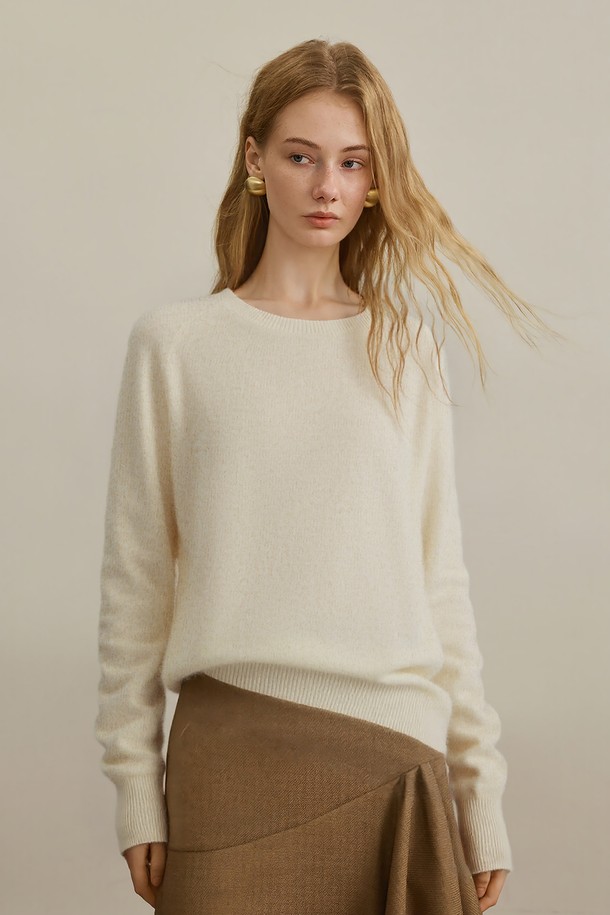 부드러운 촉감의 루즈핏 브러쉬드 니트 탑입니다. 가을과 겨울에 어울리는 두꺼운 두께감으로 따뜻하게 착용할 수 있습니다. 아이보리, 브라운 두 가지 색상으로 출시되어 다양한 스타일 연출이 가능합니다. 캐주얼, 클래식, 미니멀 스타일을 모두 소화하며, 출근룩과 모임룩으로 활용하기 좋습니다. 라운드넥과 긴 소매 디자인으로 편안하면서도 세련된 분위기를 줍니다.
