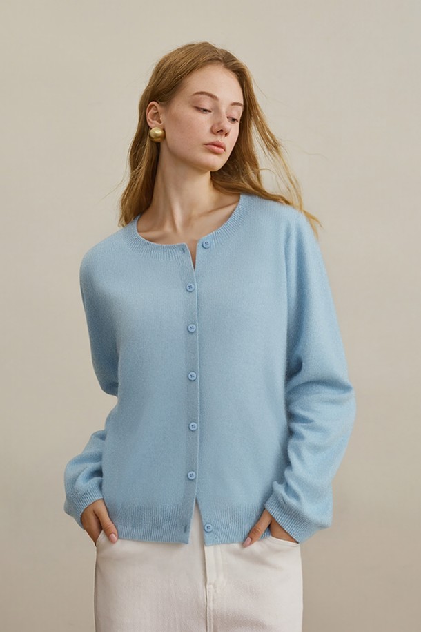 베르사타일 브러쉬드 가디건은 부드러운 울 소재로 제작되어 봄, 가을에 따뜻하게 착용하기 좋습니다. 미니멀하고 베이직한 스타일로, 라운드넥과 긴소매, 레귤러핏, 크롭 기장으로 디자인되었습니다. 스카이블루 컬러의 무지 디자인은 어떤 룩에도 쉽게 매치할 수 있으며, 버튼 여밈 방식으로 간편하게 착용 가능합니다. 출근룩과 모임룩, 클래식, 캐주얼 스타일에 모두 잘 어울리는 아이템입니다. 부드러운 촉감의 두꺼운 두께감으로 포근함을 더했습니다.
