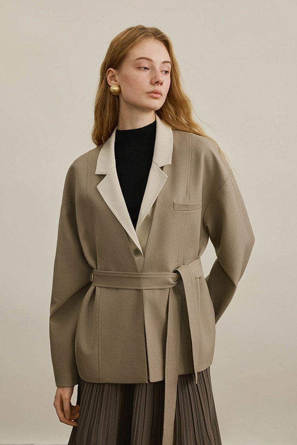 세련된 스타일을 완성하는 스타일 벨트 페이크 투피스 재킷입니다. 베이지와 브라운 두 가지 색상으로 출시되어, 가을과 겨울 시즌에 따뜻하고 포근한 분위기를 연출합니다. 울 소재와 두꺼운 두께감으로 보온성을 높였으며, 뻣뻣한 촉감이 고급스러운 느낌을 더합니다. 페이크 투피스 디자인과 벨트 디테일이 특징이며, 오버핏으로 제작되어 미니멀하면서도 모던한 스타일을 선호하는 여성분들께 추천합니다. 출근룩, 모임룩, 데이트룩 등 다양한 TPO에 클래식, 미니멀, 시크한 무드로 활용할 수 있습니다.
