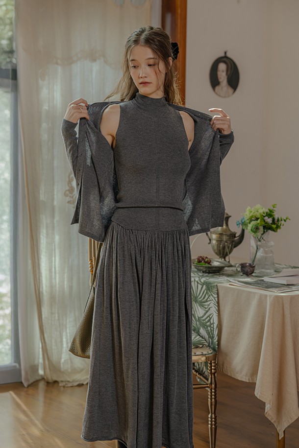 가을, 겨울 시즌을 위한 차분한 무드의 니트 상의와 A라인 플레어 스커트 세트입니다. 부드러운 촉감의 두꺼운 니트 소재로 제작되어 포근하고 따뜻하게 착용할 수 있습니다. 베이직하고 클래식한 디자인으로 출근룩은 물론, 다양한 일상 착장에도 활용하기 좋습니다. 하이넥 디자인과 긴 소매 기장이 세련된 분위기를 더하며, 레귤러 핏으로 편안하게 즐길 수 있습니다. 심플한 무지 패턴의 그레이 컬러로 어떤 아이템과도 쉽게 매치하여 미니멀한 스타일을 연출해보세요.
