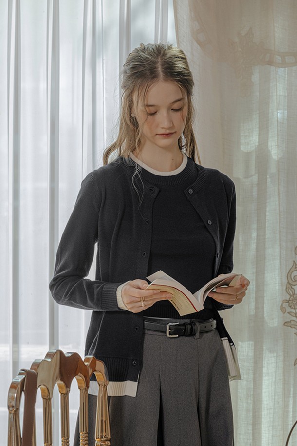 델리케이트 니트 베스트 앤 가디건 세트는 여성용 니트 세트입니다. 가을과 겨울에 어울리는 두꺼운 두께감의 제품으로, 베이직하고 미니멀한 스타일을 연출합니다. 블랙, 그레이, 베이지 3가지 색상으로 출시되었으며, 라운드넥 디자인의 베스트와 긴소매의 가디건으로 구성되어 있습니다. 출근룩과 모임룩, 클래식, 미니멀, 캐주얼 스타일 모두 소화 가능하며 부드러운 촉감이 특징입니다.
