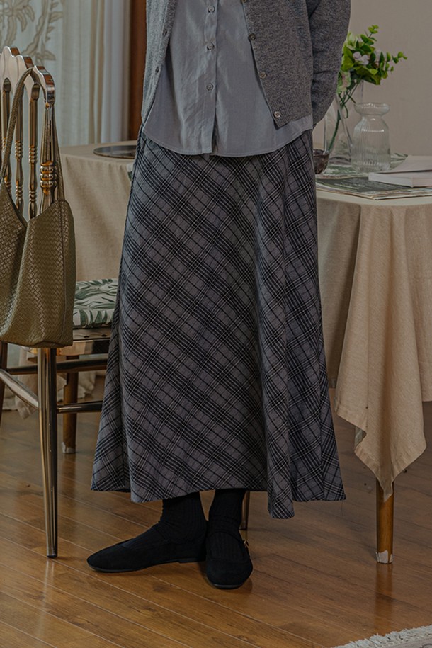 다이아몬드 패턴 스커트 2컬러는 여성용 스커트로, 클래식하고 베이직한 스타일을 추구하는 분들을 위한 아이템입니다. 그레이와 블랙 두 가지 색상으로 출시되어, 어떤 상의와도 쉽게 매치할 수 있습니다. 봄, 가을, 겨울 세 계절 모두 착용 가능하며, 부드러운 촉감의 폴리에스테르 소재로 제작되어 편안한 착용감을 선사합니다. A라인 플레어 핏에 하이웨스트 디자인으로, 출근룩, 오피스룩, 모임룩 등 다양한 TPO에 활용 가능하며, 미니멀, 시크 스타일을 즐기는 분들께 추천합니다.
