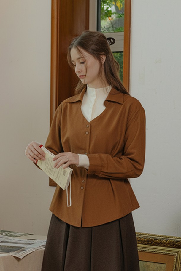 라운드 넥 디자인의 캐주얼 셔츠입니다. 부드러운 촉감의 폴리에스테르 소재로 제작되어 봄, 가을에 착용하기 좋습니다. 베이직하고 미니멀한 스타일로, 브라운 컬러가 세련된 분위기를 연출합니다. 긴 소매와 레귤러 핏으로 편안하게 착용 가능하며, 일상에서 다양한 스타일로 활용할 수 있습니다. 크루넥 디자인으로 캐주얼한 매력을 더했습니다.
