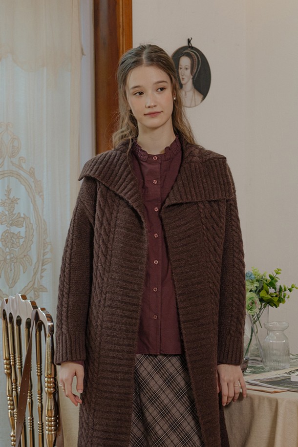 "큐트 칼라 러플 셔츠_2컬러"는 여성스러움을 극대화하는 셔츠/블라우스입니다. 봄, 가을에 어울리는 얇은 두께감과 부드러운 촉감으로 편안하게 착용할 수 있습니다. 라운드넥에 러플 카라 디테일이 더해져 클래식하고 우아한 분위기를 연출하며, 단추 디테일이 포인트를 더합니다. 데이트룩, 모임룩, 소개팅룩 등 다양한 TPO에 활용 가능하며, 클래식, 미니멀, 로맨틱 스타일을 즐기는 분들께 추천합니다. 버건디 컬러는 세련된 무드를 선사합니다.
