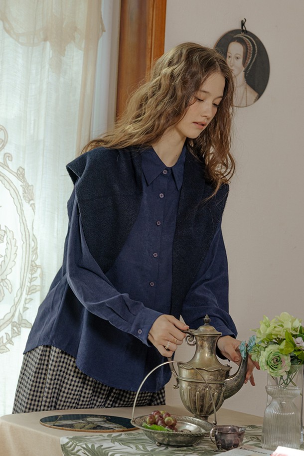 실키 클래식 셔츠_4color는 여성 고객을 위한 상의 셔츠/블라우스입니다. 부드러운 촉감의 실크 소재로 제작되어 봄, 가을에 착용하기 좋으며, 레귤러 핏과 긴 소매 기장으로 클래식하고 베이직한 스타일을 연출합니다. 네이비 컬러의 무지 디자인에 기본 카라 셔츠로, 실키한 광택감이 돋보이는 얇은 두께의 셔츠입니다. 오피스룩, 출근룩, 모임룩 등 다양한 TPO에 활용 가능하며, 미니멀하고 클래식한 스타일을 선호하는 분들께 추천합니다.
