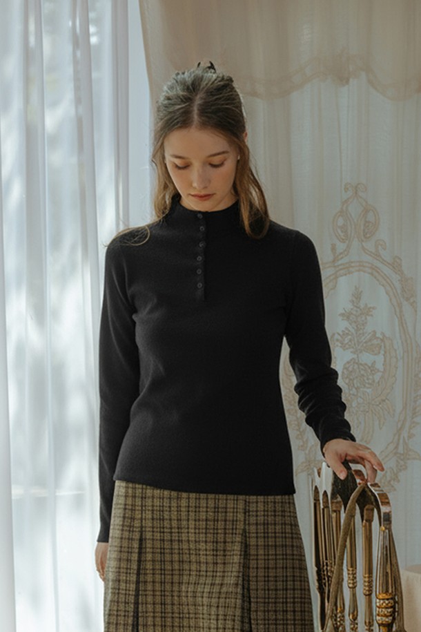 하프넥 디자인의 버튼 니트 긴소매 베이스 탑입니다. 가을, 겨울 시즌에 어울리는 부드러운 니트 소재로 제작되어 편안한 착용감을 선사합니다. 슬림핏으로 제작되어 여성스러운 실루엣을 강조하며, 베이직하고 클래식한 스타일을 연출합니다. 출근룩, 오피스룩, 모임룩 등 다양한 TPO에 활용 가능하며, 미니멀하고 클래식한 스타일을 선호하는 분들께 추천합니다. 블랙 색상의 무지 디자인으로 어떤 하의와도 쉽게 매치할 수 있습니다.
