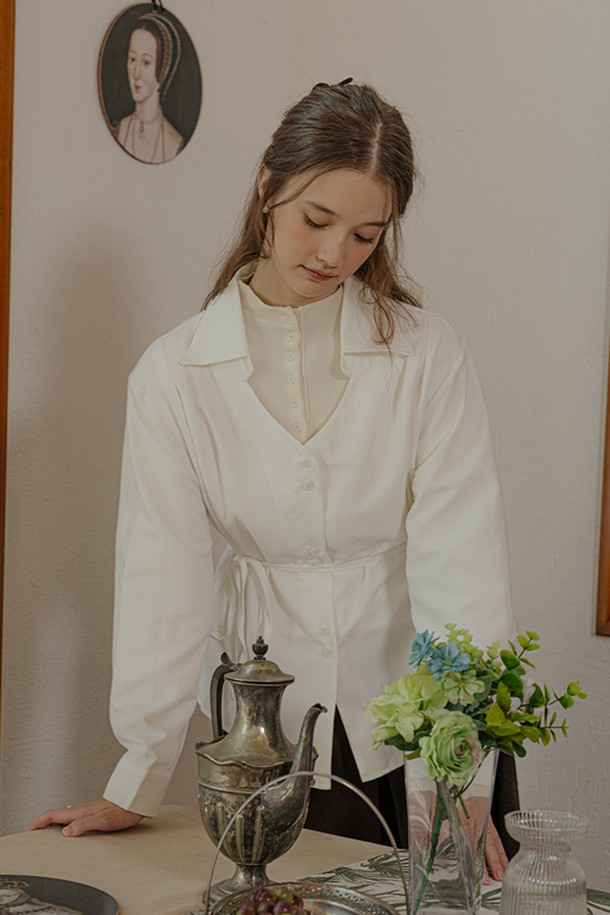 버튼 니트 롱 슬리브 베이스 탑 4컬러는 베이직한 스타일의 티셔츠입니다. 봄, 가을, 겨울 세 계절 모두 활용 가능한 긴 소매 니트 소재로 제작되었습니다. 헨리넥 디자인에 버튼 디테일이 더해져 클래식, 미니멀, 캐주얼 룩을 연출하기 좋습니다. 무지 패턴으로 어떤 하의와도 쉽게 매치하여 다양한 스타일을 완성할 수 있습니다. 데일리하게 즐겨 입을 수 있는 활용도 높은 아이템입니다.
