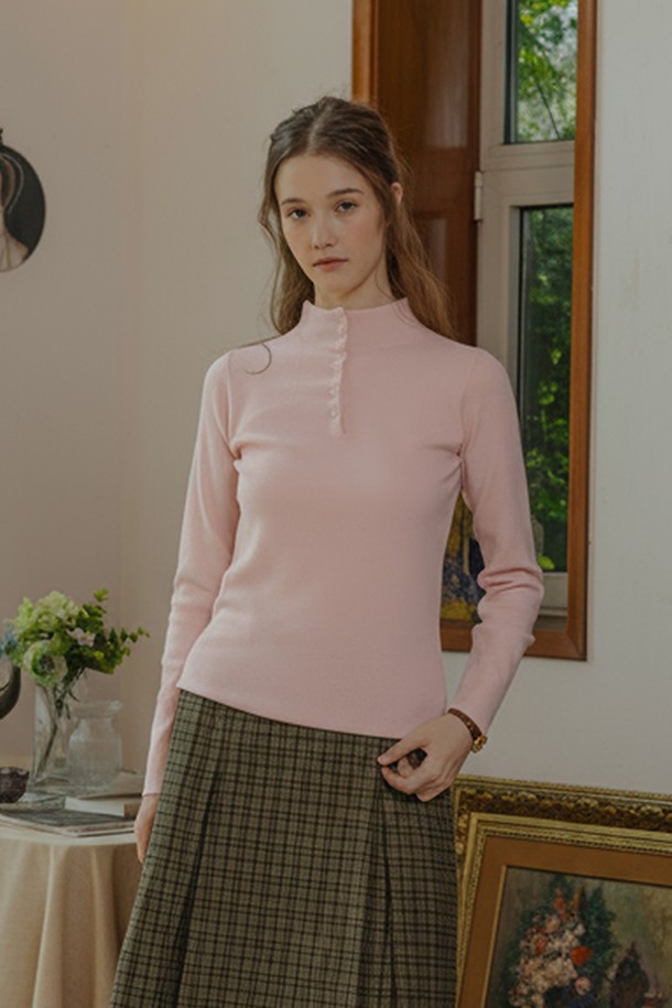 버튼 니트 긴소매 베이스 탑_4color는 여성 의류 상의 카테고리에 속하는 니트/스웨터 상품입니다. 부드러운 촉감의 두꺼운 니트 소재로 제작되었으며, 가을과 겨울에 따뜻하게 착용하기 좋습니다. 베이직 스타일의 무지 패턴에 하프넥 디자인이 특징이며, 핑크 컬러로 여성스러운 분위기를 연출합니다. 출근룩과 모임룩 모두 소화 가능한 활용도 높은 아이템으로, 클래식, 미니멀, 캐주얼 스타일을 즐겨 입는 분들께 추천합니다. 특히 버튼 디테일이 포인트로 더해져 세련된 느낌을 줍니다.
