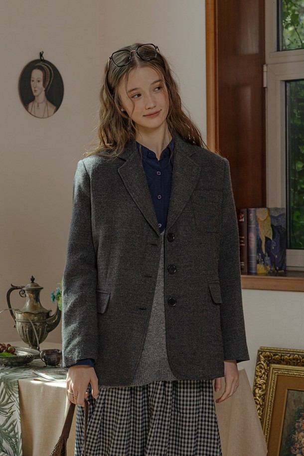 가을 분위기를 더해 줄 Autumn 루즈 블레이저입니다. 울 소재로 제작되어 두께감이 있으며, 숄더 패드가 내장되어 있어 핏을 잡아줍니다. 그레이와 블랙 두 가지 색상으로 출시되어, 오피스룩, 비즈니스 캐주얼, 모임룩 등 다양한 TPO에 활용하기 좋습니다. 캐주얼, 클래식, 미니멀 스타일을 모두 소화할 수 있는 베이직한 디자인으로, 싱글 버튼 여밈과 넉넉한 루즈핏이 특징입니다. 긴 소매 기장의 블레이저로, 가을철 멋스러운 스타일링을 완성해보세요.
