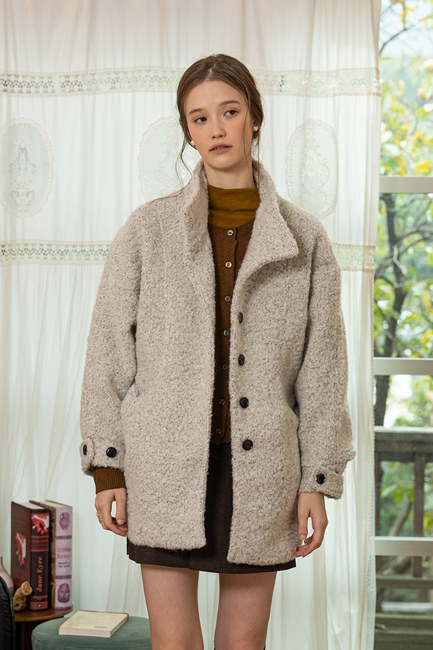 플러시 스탠드 칼라 코트_2컬러는 부드러운 플리스 소재로 제작되어 포근한 착용감을 선사합니다. 베이지, 아이보리 두 가지 색상으로 출시되었으며, 숏 기장의 오버핏 디자인으로 캐주얼하고 베이직한 스타일을 연출합니다. 플러피한 텍스처와 스탠드 칼라가 특징이며, 가을, 겨울철 일상복으로 활용하기 좋습니다. 버튼 여밈 방식이며, 산책룩이나 집콕룩, 미니멀, 클래식 스타일에도 잘 어울립니다. 긴 소매 기장으로 따뜻함을 더했습니다.
