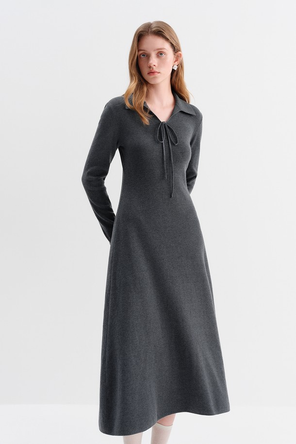 차콜그레이 색상의 리본 칼라 니트 원피스입니다. 부드러운 니트 소재로 제작되어 가을, 겨울 시즌에 따뜻하게 착용할 수 있습니다. A라인 플레어 스커트와 루즈핏으로 편안하면서도 여성스러운 실루엣을 연출합니다. 리본 넥 디테일이 사랑스러운 분위기를 더하며, 데이트룩 또는 모임룩으로 활용하기 좋습니다. 미니멀, 클래식, 걸리시 스타일을 모두 아우르는 베이직 아이템입니다.
