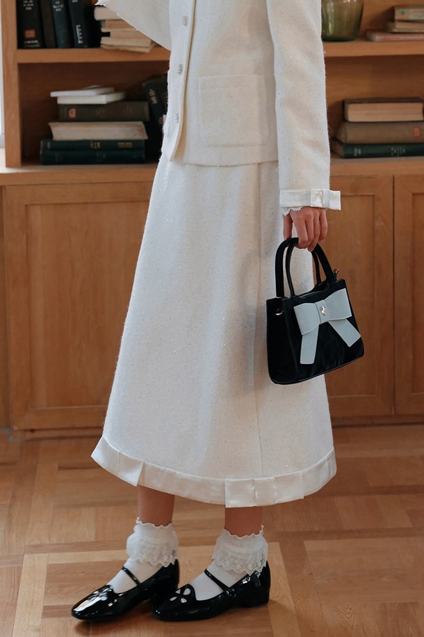 세련된 무드를 연출하는 시퀸 울 스커트입니다. 부드러운 울 소재로 제작되어 포근하고 고급스러운 착용감을 선사합니다. A라인 플레어 디자인과 레귤러핏으로 여성스러운 실루엣을 강조하며, 은은하게 빛나는 시퀸 장식이 특별함을 더합니다. 가을, 겨울 시즌 모임룩, 데이트룩, 파티룩에 활용하여 클래식하고 시크한 스타일을 완성해보세요. 화이트 컬러로 다양한 상의와 매치하여 미니멀한 스타일을 연출하기에도 좋습니다.
