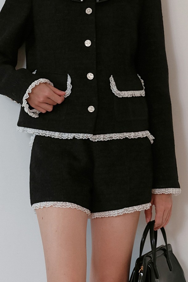 레이스 라인 트위드 숏 팬츠는 여성스러우면서도 세련된 스타일을 연출하는 숏팬츠입니다. 클래식하고 엘레강스한 무드를 자아내며, 봄, 여름 시즌에 적합합니다. 블랙 컬러의 트위드 소재에 레이스 라인 디테일이 더해져 고급스러운 분위기를 선사합니다. 레귤러핏으로 편안함과 스타일을 동시에 잡았으며, 모임룩이나 데이트룩에 안성맞춤입니다. 미니멀한 상의와 매치하여 세련된 클래식 스타일을 완성해보세요.
