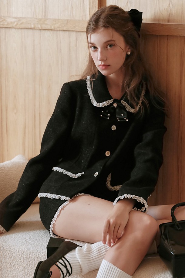 블랙 컬러의 레이스 라인 트위드 재킷입니다. 클래식하고 엘레강스한 스타일을 연출하며, 봄, 가을에 착용하기 좋습니다. 부드러운 촉감의 트위드 소재와 레귤러 핏으로 편안하게 착용 가능하며, 싱글 버튼 여밈과 골드 버튼 디테일이 고급스러움을 더합니다. 오피스룩, 모임룩, 소개팅룩 등 다양한 TPO에 활용 가능하며, 미니멀, 시크한 스타일을 선호하는 분들께 추천합니다. 크롭 기장으로 세련된 실루엣을 완성합니다.

