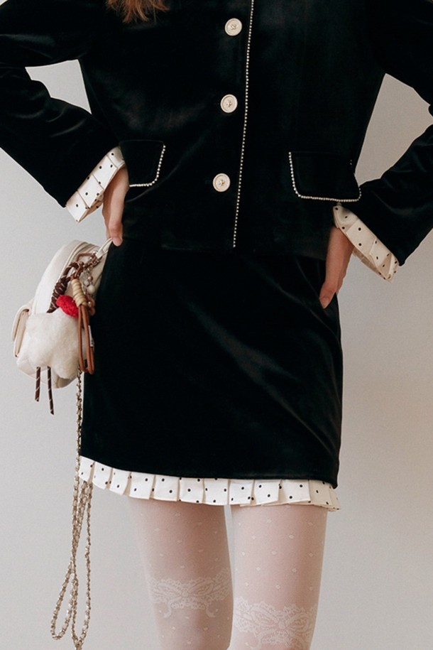 도트 패턴이 돋보이는 벨벳 소재의 미니스커트입니다. 블랙과 화이트 두 가지 색상으로 출시되어 다양한 상의와 손쉽게 매치할 수 있습니다. 가을, 겨울 시즌에 어울리는 두꺼운 두께감과 부드러운 촉감이 특징이며, A라인 핏으로 클래식하면서도 엘레강스한 무드를 연출합니다. 데이트룩 또는 모임룩으로 스타일리시하게 연출할 수 있으며, 미니멀한 스타일을 선호하는 분들께 추천합니다.
