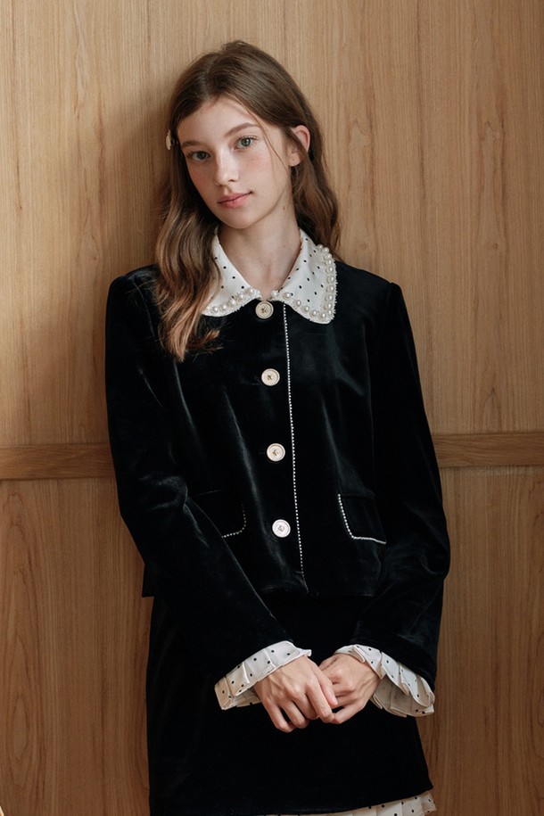 블랙 컬러의 폴카 도트 벨벳 재킷입니다. 부드러운 벨벳 소재와 두꺼운 두께감으로 가을, 겨울 시즌에 따뜻하게 착용할 수 있습니다. 클래식하고 엘레강스한 무드를 연출하며, 레이스 카라 디테일이 여성스러움을 더합니다. 싱글 버튼 여밈과 레귤러 핏으로 제작되어 편안한 착용감을 선사합니다. 모임룩, 데이트룩, 오피스룩 등 다양한 TPO에 클래식, 미니멀, 시크한 스타일로 연출해 보세요.
