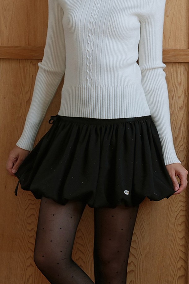 세련된 블랙 다이아몬드 벌룬 스커트입니다. 부드러운 폴리에스테르 소재로 제작되어 편안한 착용감을 선사하며, 얇은 두께감으로 봄, 가을, 겨울 모두 활용 가능합니다. 귀여운 도트 무늬가 돋보이며, 루즈핏과 밴딩 허리 디자인으로 활동성을 높였습니다. 데이트룩, 모임룩 등 다양한 TPO에 캐주얼, 미니멀, 걸리시 스타일을 더해 여성스러운 매력을 연출해보세요. 미니스커트 기장으로 다리가 더욱 길어 보이는 효과를 줍니다.
