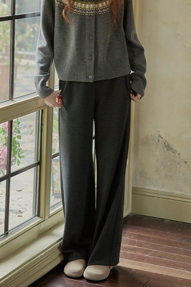 베이직하고 캐주얼한 무드의 'Causal wide banding pants' (캐주얼 와이드 밴딩 팬츠)입니다. 편안한 루즈핏과 밴딩 디테일로 활동성을 높였으며, 데일리룩과 출근룩 모두 소화 가능한 활용도 높은 아이템입니다. 블랙과 그레이 두 가지 색상으로 출시되어, 어떤 상의와도 쉽게 매치할 수 있습니다. 봄, 가을 시즌에 적합하며, 미니멀한 스타일을 연출하기 좋습니다. 와이드 핏 긴바지로 편안함과 스타일을 동시에 잡아보세요.
