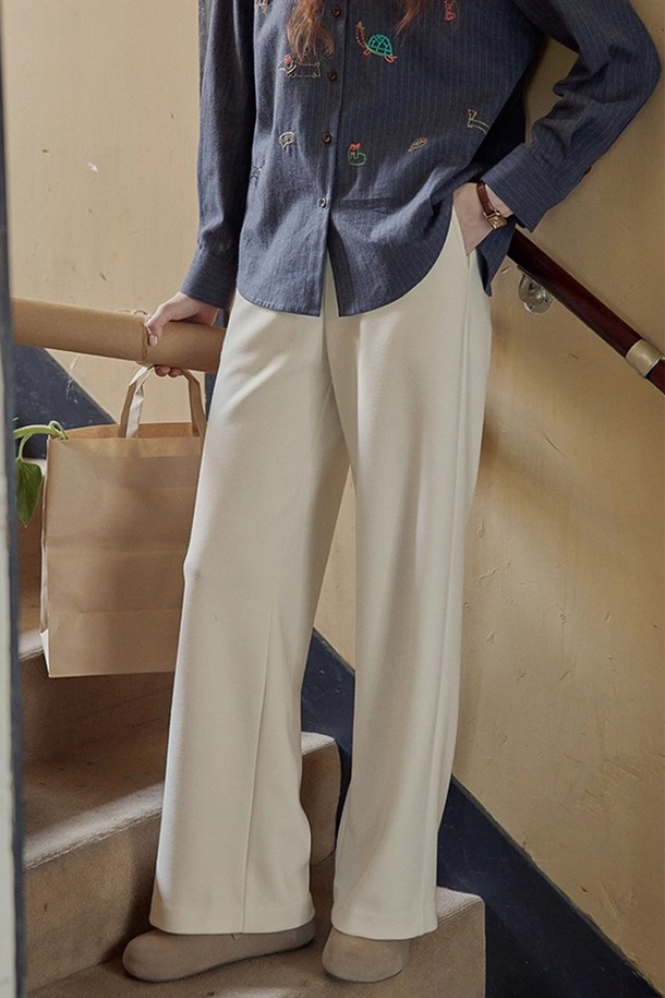 캐주얼 와이드 밴딩 팬츠_2컬러는 편안함과 스타일을 동시에 잡은 여성용 바지입니다. 아이보리와 베이지 두 가지 색상으로 출시되어 어떤 상의와도 쉽게 매치할 수 있습니다. 넉넉한 루즈핏과 하이웨스트 디자인으로 다리가 길어 보이는 효과를 주며, 밴딩 처리로 편안한 착용감을 선사합니다. 봄, 가을 산책룩, 미니멀 스타일 연출에 적합하며, 무지 디자인으로 다양한 룩을 연출하기 좋습니다.
