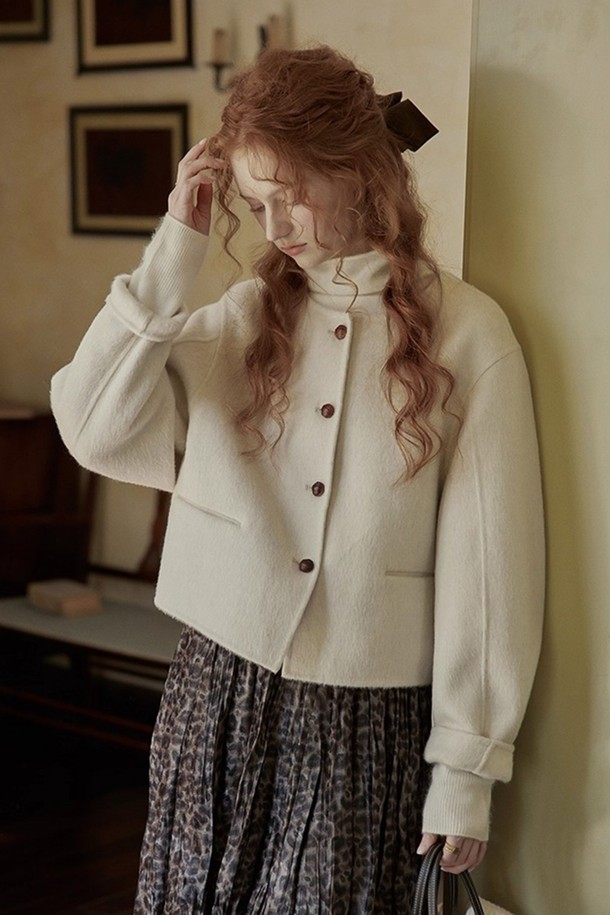 심플 숏 울 재킷_2컬러는 여성 고객을 위한 클래식하고 미니멀한 스타일의 크롭 자켓입니다. 부드러운 촉감의 울 소재로 제작되었으며, 가을, 겨울 시즌에 따뜻하게 착용할 수 있습니다. 아이보리, 화이트 두 가지 색상으로 출시되었으며, 루즈핏에 싱글 버튼 여밈과 볼륨 소매가 특징입니다. 출근룩, 오피스룩, 모임룩 등 다양한 TPO에 시크하게 매치할 수 있습니다.
