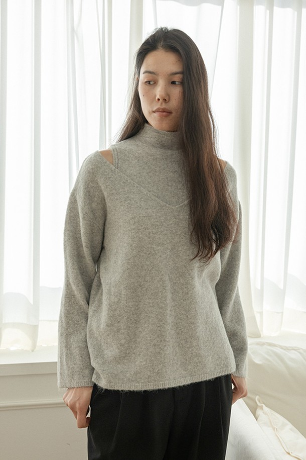 엘레강스 하이넥 니트 투피스 세트는 가을과 겨울, 오피스룩과 모임룩을 위한 완벽한 선택입니다. 부드러운 니트 소재와 두꺼운 두께감으로 따뜻하고 포근한 착용감을 선사하며, 레귤러 핏과 H라인 치마가 여성스러운 실루엣을 연출합니다. 하프넥 디자인과 긴 소매는 클래식하면서도 미니멀한 스타일을 완성하며, 그레이, 블랙 3가지 색상으로 만나볼 수 있습니다. 무지 패턴의 스트레이트 치마는 어떤 상의와도 쉽게 매치되어 다양한 스타일을 연출할 수 있습니다.
