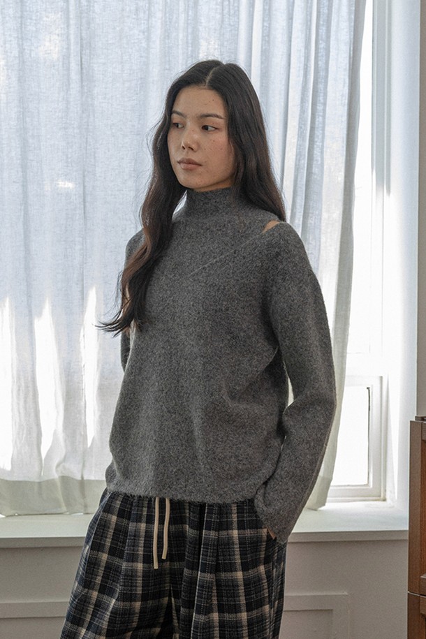 우아한 하이넥 니트 투피스 세트 (3가지 컬러)는 가을과 겨울, 당신의 스타일을 책임질 베이직하고 캐주얼한 아이템입니다. 부드러운 촉감의 두꺼운 니트 소재로 제작되었으며, 루즈핏 디자인과 하이넥/터틀넥 라인이 포근함을 더합니다. 출근룩과 모임룩 모두 소화 가능한 이 투피스 세트는 그레이, 블랙, 화이트 3가지 컬러로 제공되어 선택의 폭을 넓혔습니다. 체크 패턴이 돋보이는 긴소매 디자인으로 캐주얼, 클래식, 미니멀 스타일을 모두 연출할 수 있습니다. 지금 바로 당신의 겨울 스타일을 완성해 보세요.
